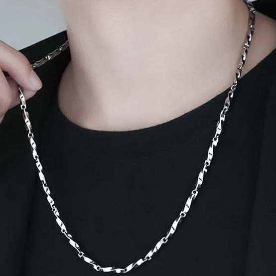 Collier Losange en Acier Titane Argenté – Chaîne minimaliste